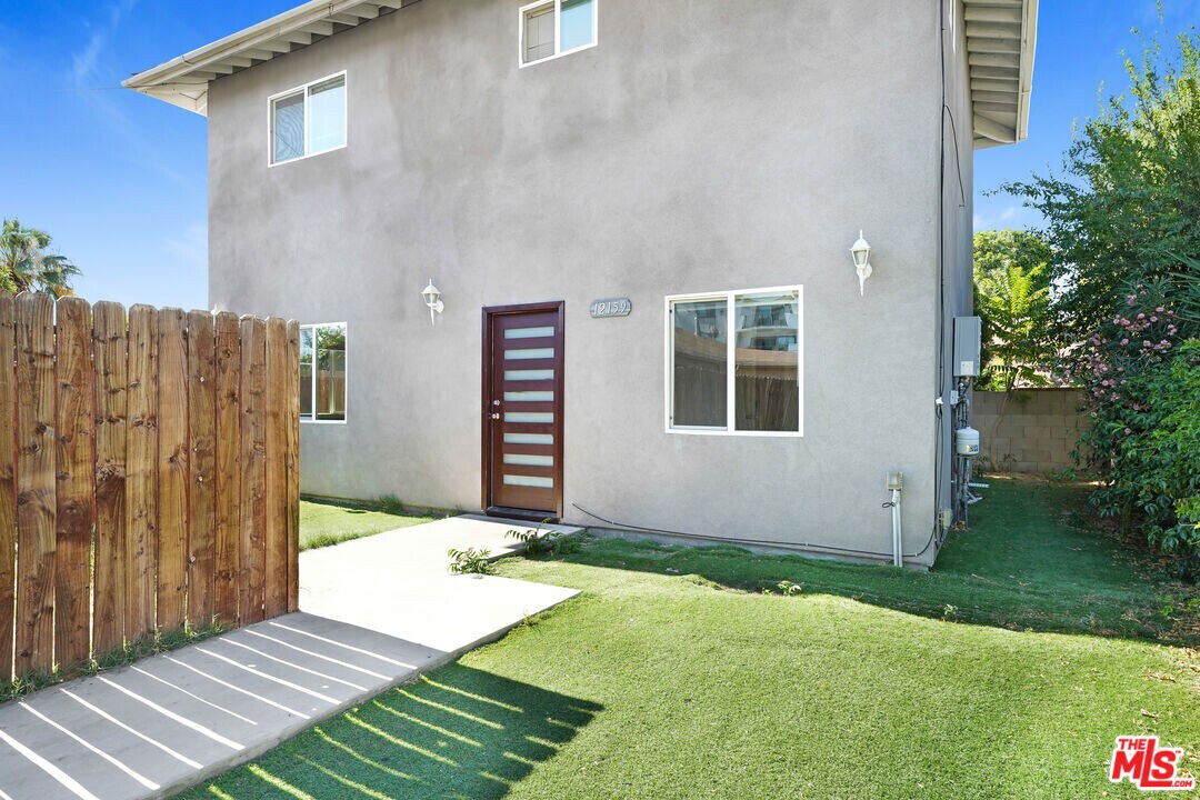 12159 Hart St in Los Angeles, CA - Building Photo