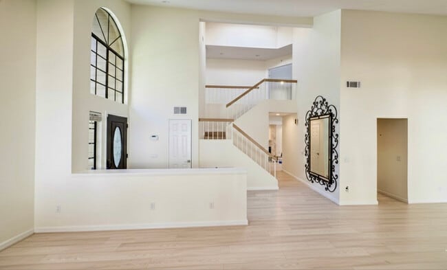 5813 Serrania Ave in Los Angeles, CA - Foto de edificio - Building Photo