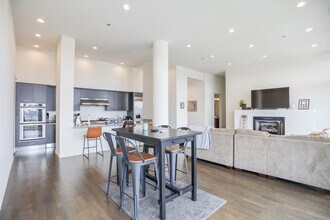 910 W Huron St in Chicago, IL - Building Photo - Building Photo