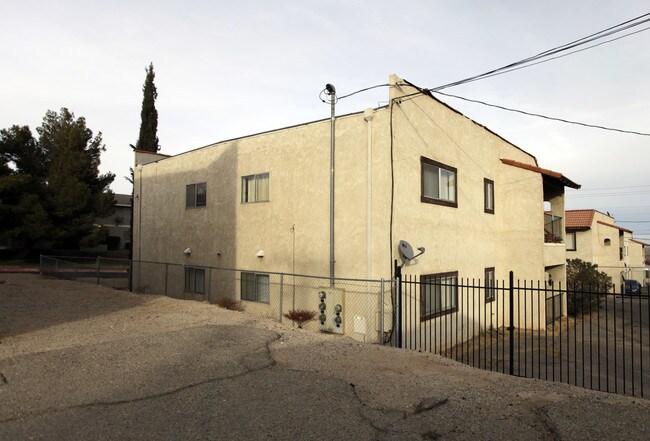 808 E Virginia Way in Barstow, CA - Building Photo - Building Photo