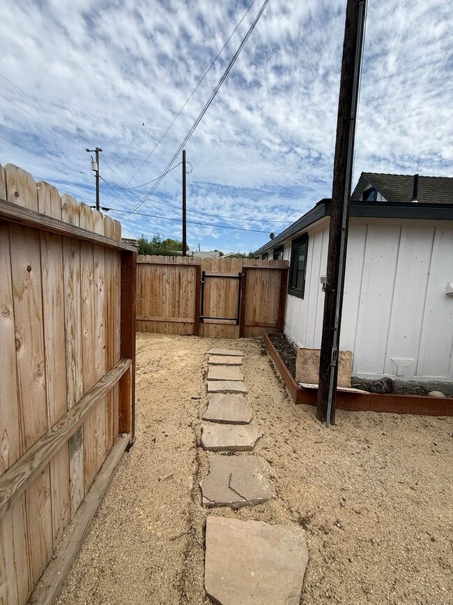 205 Wickenden St in Los Alamos, CA - Building Photo - Building Photo