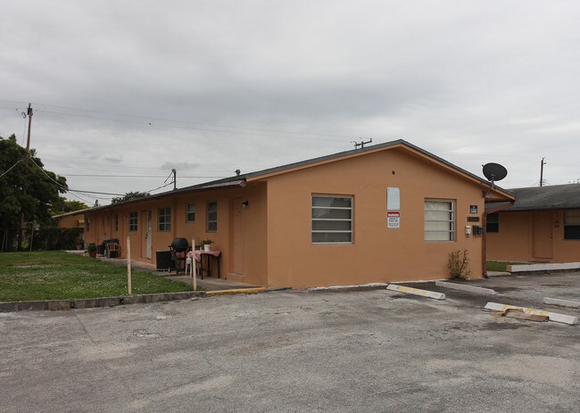 6020 Buchanan St in Hollywood, FL - Building Photo - Building Photo