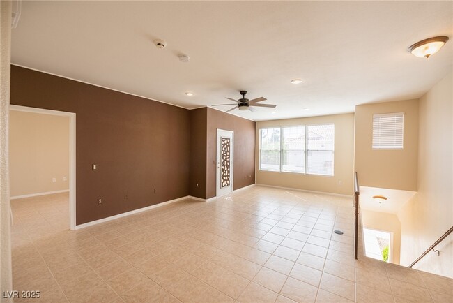 8555 W Russell Rd in Las Vegas, NV - Building Photo - Building Photo