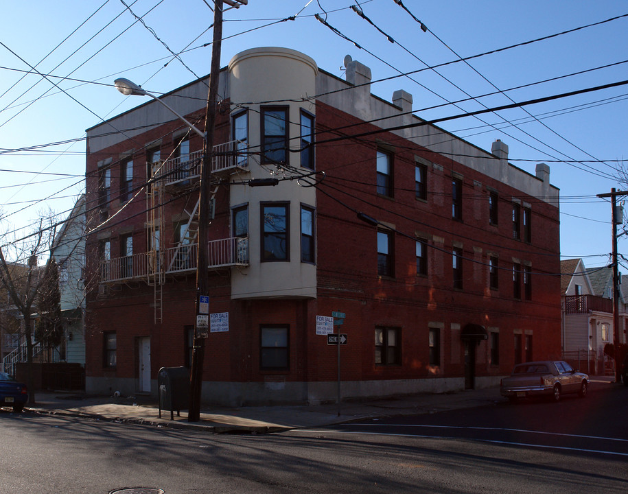 125 Avenue E in Bayonne, NJ - Building Photo