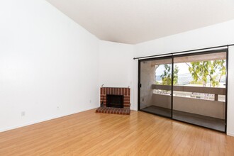 6876 Caminito Montanoso in San Diego, CA - Foto de edificio - Building Photo