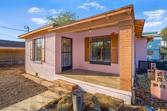 1820 Aldama St in Laredo, TX - Building Photo - Building Photo