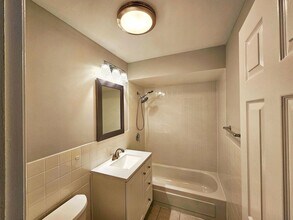 2214 S Goebbert Rd in Arlington Heights, IL - Building Photo - Building Photo