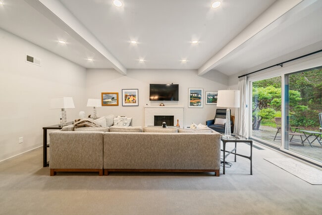 595 Heritage Vlg in Southbury, CT - Building Photo - Building Photo