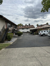 1253 Lancers Ln, Unit k in Redding, CA - Foto de edificio - Building Photo