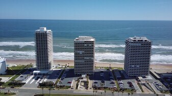 2900 N Atlantic Ave in Daytona Beach, FL - Building Photo