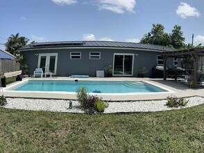 7021 Scott St in Hollywood, FL - Building Photo - Building Photo