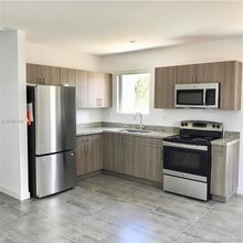 165 NW 39th St-Unit -1 and 2 in Miami, FL - Building Photo - Building Photo
