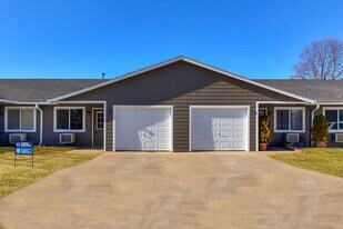 1686 S 15th Ave W in Newton, IA - Building Photo
