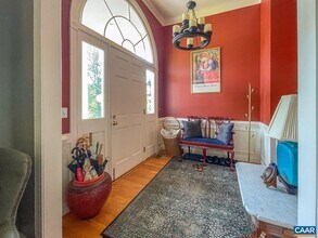 935 Garth Rd in Charlottesville, VA - Foto de edificio - Building Photo