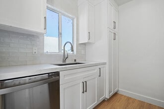 920 Marine St, Unit 2 in Santa Monica, CA - Foto de edificio - Building Photo