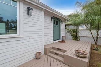 1425 Cabrillo Ave in Venice, CA - Foto de edificio - Building Photo