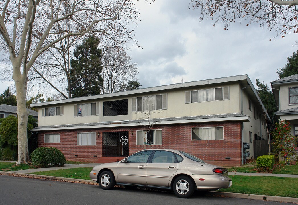 Reyal Apartment in Sacramento, CA - Building Photo