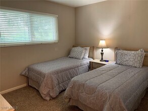 1004 Manatee Rd in Naples, FL - Foto de edificio - Building Photo