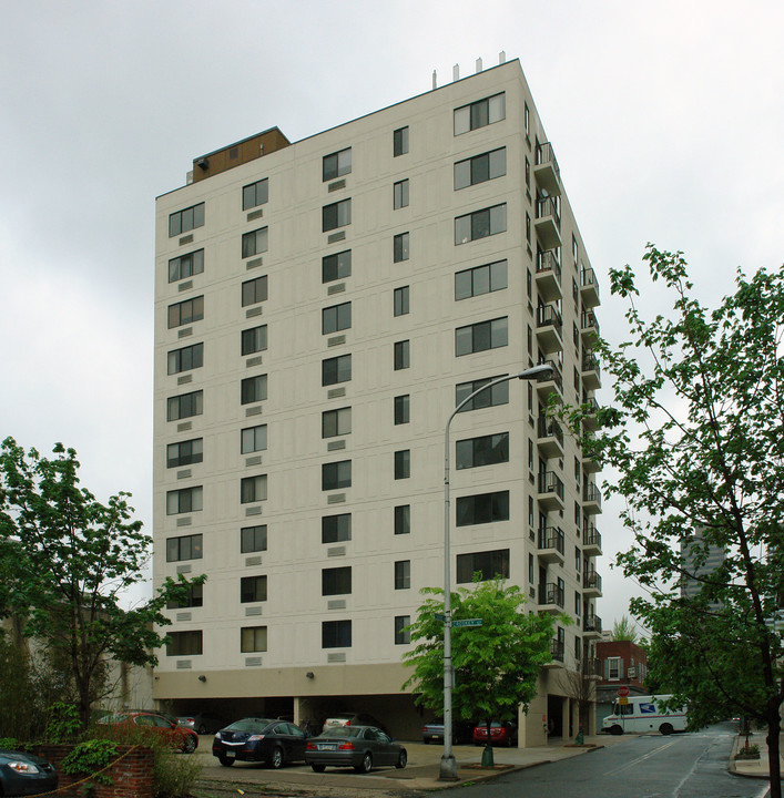 2201 Cherry St in Philadelphia, PA - Building Photo