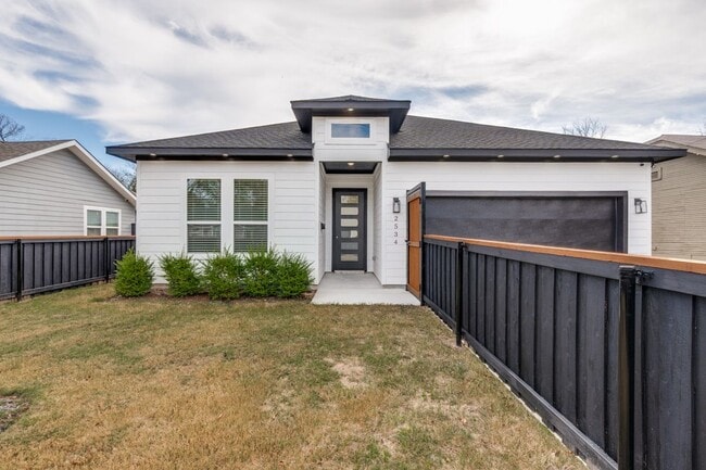 2534 Southland St in Dallas, TX - Building Photo - Building Photo