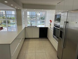 400 Leslie Dr in Hallandale Beach, FL - Building Photo