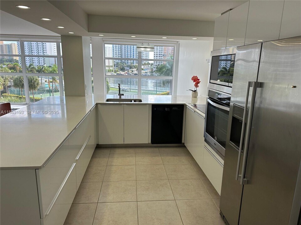 400 Leslie Dr in Hallandale Beach, FL - Building Photo