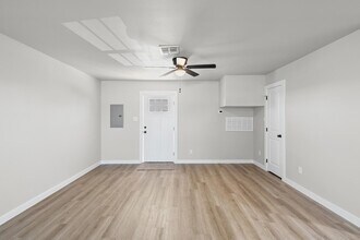 113 Thomas St in Rogers, TX - Building Photo - Building Photo