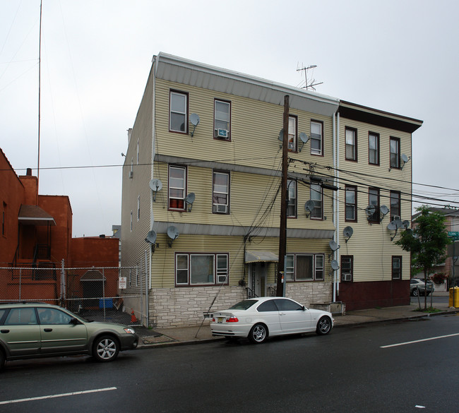 8 Fleming Ave in Newark, NJ - Foto de edificio - Building Photo