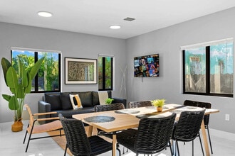 1350 NW 28th St in Miami, FL - Foto de edificio - Building Photo