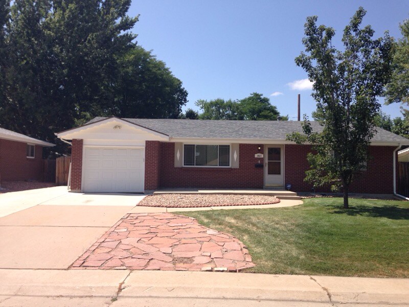 1827 S Reed St in Lakewood, CO - Building Photo