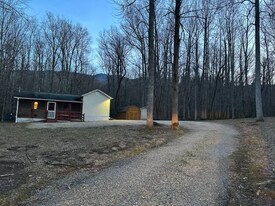 5010 Hooper Hwy in Cosby, TN - Building Photo