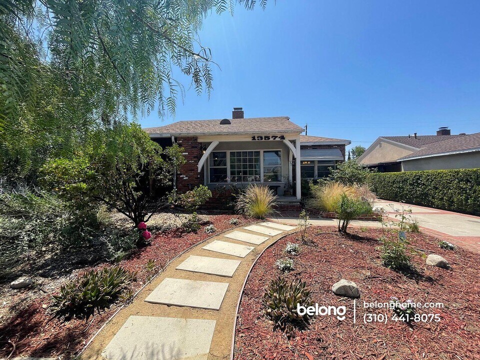 13574 Ottoman St in Los Angeles, CA - Building Photo