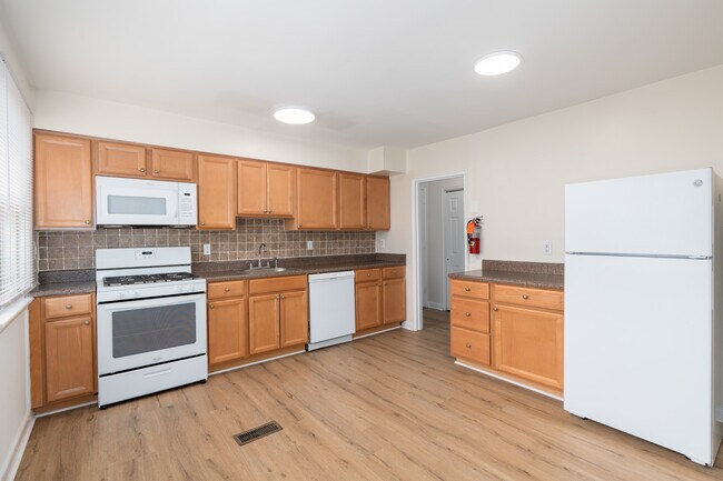 Elkins Park Gardens in Elkins Park, PA - Building Photo - Interior Photo