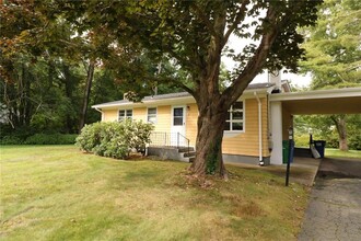 5 Benefit Rd in South Kingstown, RI - Foto de edificio - Building Photo