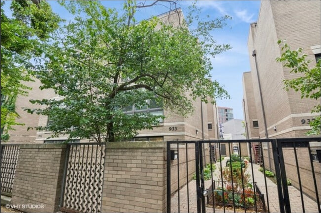 property at 933 W Wrightwood Ave