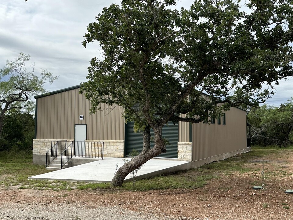 316 Hunters Grove Ct-Unit -16 in Spicewood, TX - Building Photo