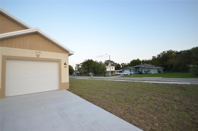 2197 Davis Ct in Ft. Myers, FL - Foto de edificio - Building Photo