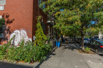 327 Avenue Ave in Brooklyn, NY - Foto de edificio - Building Photo