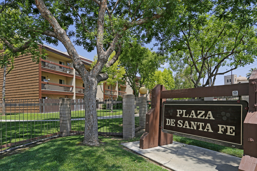 Santa Fe Plaza in Porterville, CA - Foto de edificio