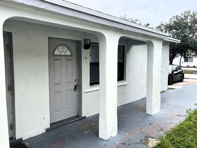 2226 Cody St in Hollywood, FL - Building Photo - Building Photo
