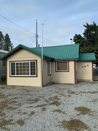 706 B St in Pinehurst, ID - Foto de edificio - Building Photo