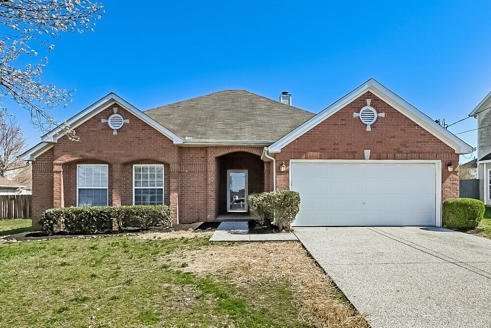 373 Davids Way in La Vergne, TN - Building Photo