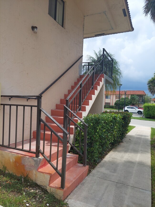 357 Lakeview Dr, Unit 201 in Weston, FL - Building Photo - Building Photo