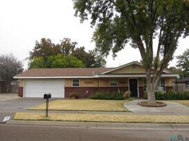 1806 W Ray Ave in Artesia, NM - Building Photo