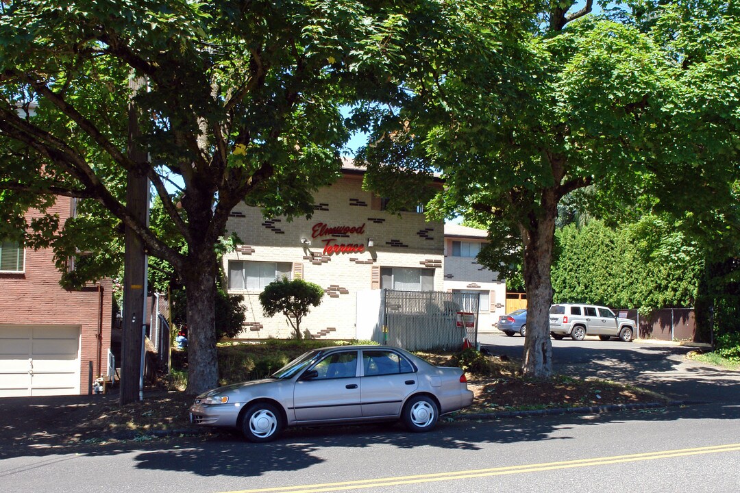 elmwood terrace in Portland, OR - Foto de edificio