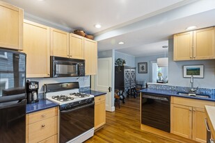 70 Woodlawn St, Unit 1 Apartamentos