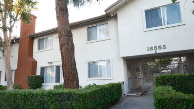 18555 Collins St, Unit c33 in Tarzana, CA - Foto de edificio - Building Photo