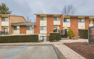 13 Stonehenge Cir, Unit 13-T in Pikesville, MD - Building Photo
