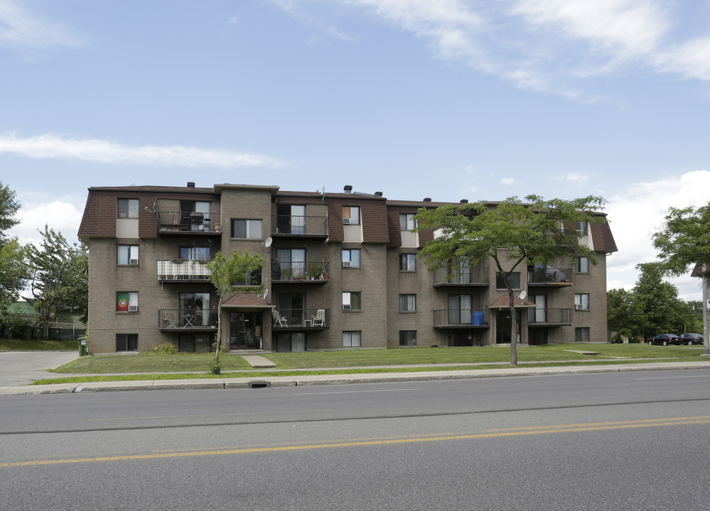 16303 de Pierrefonds in Montréal, QC - Building Photo