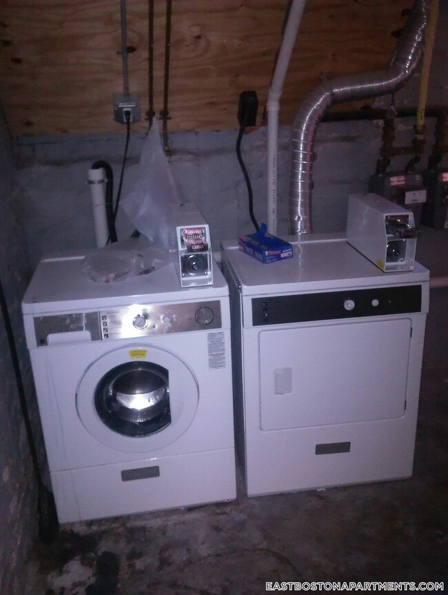 52 Brooks St, Unit 1 in Boston, MA - Foto de edificio - Building Photo